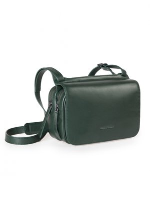 Borsa a tracolla verde rettangolare in pelle con una texture liscia, doppi zips e una tracolla regolabile. Logo impresso sul davanti.
