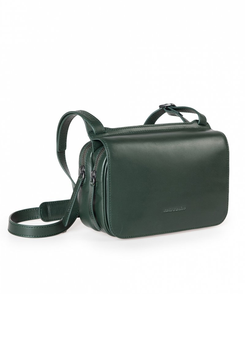 Borsa a tracolla verde rettangolare in pelle con una texture liscia, doppi zips e una tracolla regolabile. Logo impresso sul davanti.