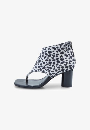 Sandalai su T formos dirželiu - white