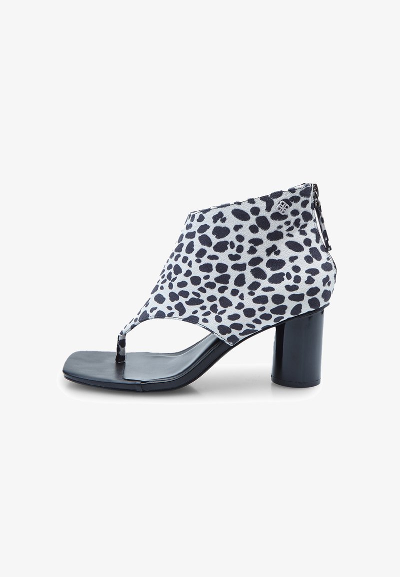 Sandal s otevřenou špičkou, s podpatek s černobílým leopardím potiskem na vrchní části, černým robustním podpatkem a designem s pofoschnou špičkou.