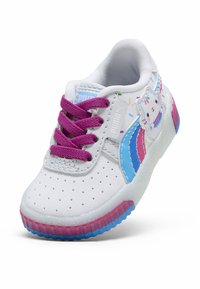 Valkoiset tennarit, joissa on vaaleanpunaiset nauhat, sateenkaaren korostuksia ja kissagrafiikka. Rei'itetty pinta varpaassa, monivärinen ulkopohja, jossa on läpinäkyvä reuna.