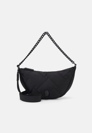 Czarna pikowana torebka w kształcie półksiężyca z łańcuszkowym paskiem na ramię oraz dodatkowym regulowanym paskiem materiałowym, zamknięciem na suwak i małym tłoczonym logo z przodu.