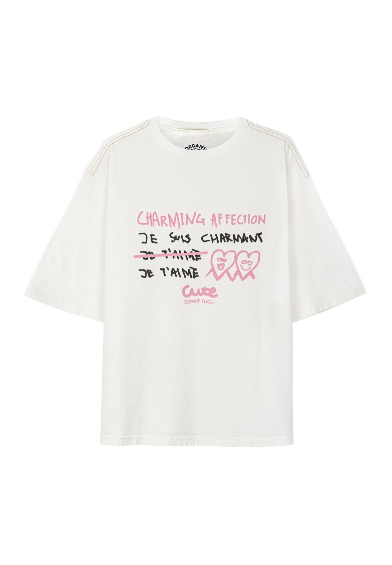 Biała bawełniana koszulka z krótkim rękawem, z zabawnym napisem w różowym i czarnym kolorze, z grafikami serc oraz luźnym krojem.
