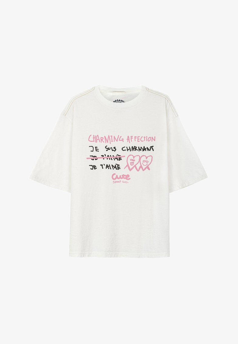 Biała bawełniana koszulka z krótkim rękawem, z zabawnym napisem w różowym i czarnym kolorze, z grafikami serc oraz luźnym krojem.