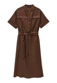 Robe rayée brune à manches courtes, avec un devant boutonné et deux poches poitrine. Comprend une ceinture assortie à la taille.