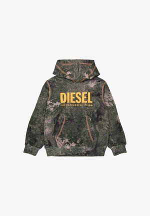 Grøn og sort camo hættetrøje med orange syninger og forlomme, med fed gul tekst "DIESEL For Successful Living" på brystet.