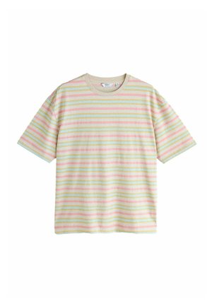 Beiges T-Shirt mit kurzen Ärmeln und horizontalen Pastellstreifen in Pink, Gelb und Blau, Rundhalsausschnitt, flach auf weißem Hintergrund liegend.
