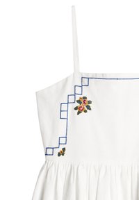 Biała bawełniana sukienka z niebieskimi haftowanymi geometrycznymi wzorami, kwiatowymi akcentami w kolorze czerwonym, żółtym i zielonym oraz marszczonym dołem.