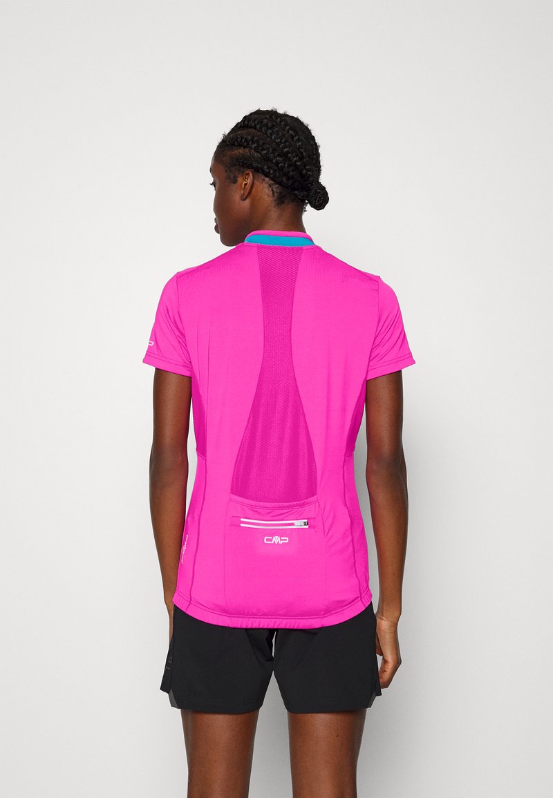 Kurze Ärmel pinkes Sportshirt mit Netzrücken, türkisfarbenem Kragen und Reißverschlusstasche. Hergestellt aus leichtem, atmungsaktivem Stoff.