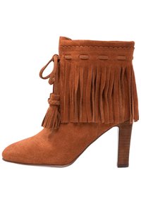 Stivale alla caviglia in suede marrone con dettagli in frange, fiocco annodato, bordo scallop e tacco in legno sottile. Il design a punta ne esalta la silhouette.