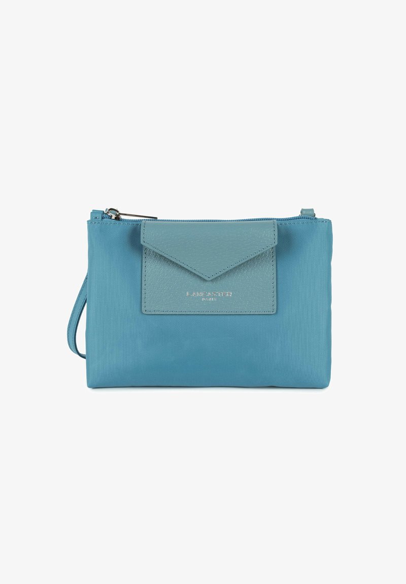 Borsa clutch blu realizzata in nylon liscio con pattina in pelle testurizzata. Dotata di cerniera superiore e dettaglio logo metallico.