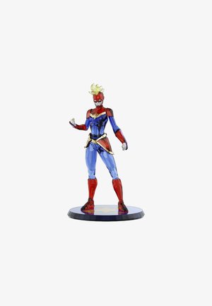 Figura d'azione con costume rosso, blu e oro. Finitura lucida, posa dinamica e base con un design a stella. Capelli biondi corti.