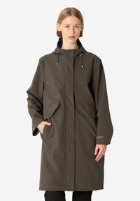 Abrigo impermeable de largo a la rodilla en tela gris oscuro, con capucha, cordón ajustable y dos bolsillos frontales, con una silueta holgada.