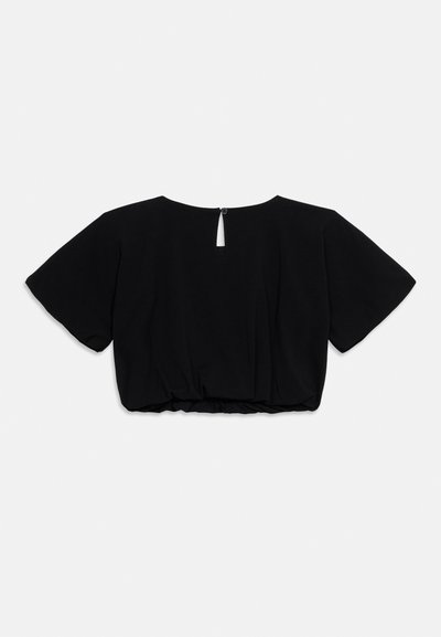 Μαύρο κοντομάνικο τοπ κοντό, με στρογγυλή λαιμόκοψη και μικρό κουμπί στο πίσω μέρος, απλωμένο επίπεδα σε λευκό φόντο.