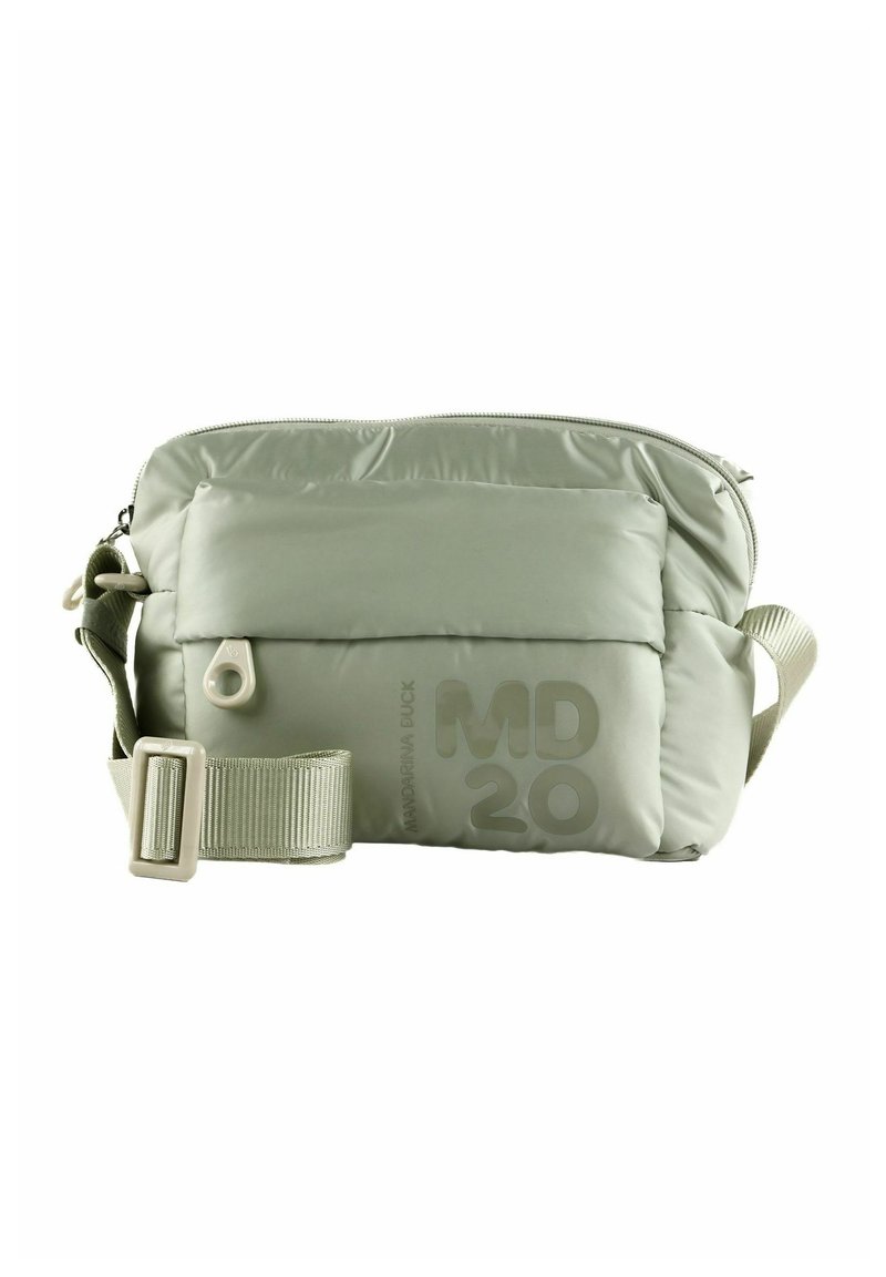 Sac bandoulière matelassé vert en tissu lisse, doté d'une fermeture éclair, d'une sangle réglable et d'un logo embossé sur le devant.