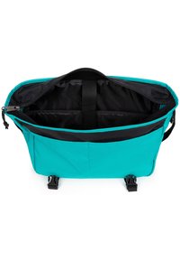Turquoise schoudertas met een zwarte binnenkant, bovenste ritsclosure, zijkleppen en een centrale divider voor organisatie.