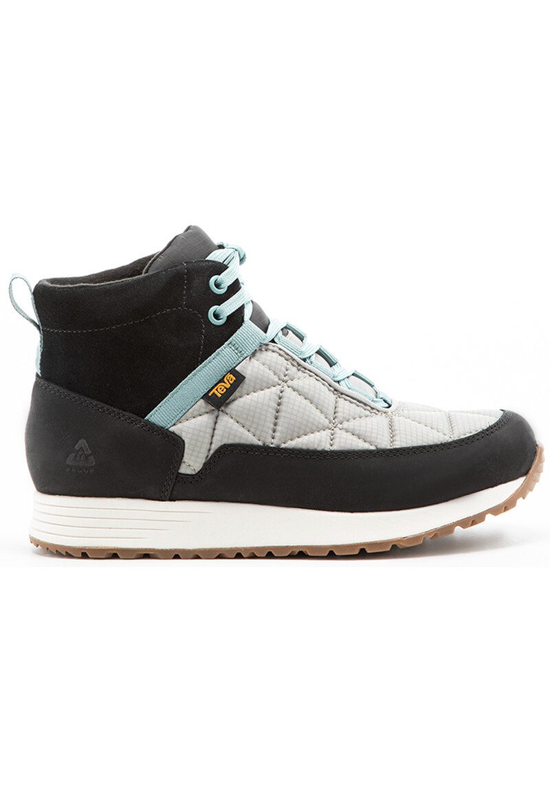 Halflange sneaker met een bovenwerk van zwart suede, grijze gequiltte panelen, lichtblauwe veters en een witte tussenzool, voorzien van een getextureerde rubberen buitenzool.