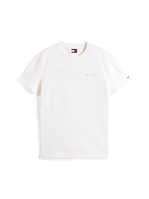 Biela bavlnená tričko s krátkymi rukávmi, s ľahko modrým logom "tommy jeans" na ľavej hrudi a malou prúžkovanou etiketou na rukáve.