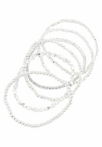 Sølvfarvet multi-strengs armbåndsæt med forskellige perleformer, herunder runde, sekskantede og rektangulære, med polerede overflader.