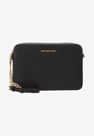 Crna kožna torba preko tijela s zlatnim detaljima, pravokutnog oblika, s reljefnom teksturom, koja ima lančanu naramenicu i logo "MICHAEL KORS".