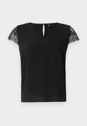 Sort kortærmet bluse med V-udskæring og blonde detaljer på ærmerne. Hulåbning bagpå. Glat tekstur, afslappet pasform.