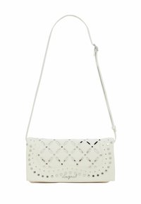 Borsa a tracolla in pelle bianca con motivi ritagliati, dettagli in metallo argentato e una texture liscia, dotata di tracolla rimovibile.