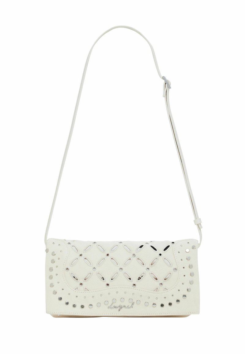 Borsa a tracolla in pelle bianca con motivi ritagliati, dettagli in metallo argentato e una texture liscia, dotata di tracolla rimovibile.