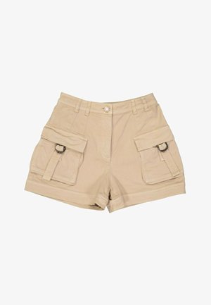 Short cargo beige taille haute avec bouton devant, passants pour ceinture et grandes poches à rabat sécurisées par des sangles et des anneaux métalliques de chaque côté.