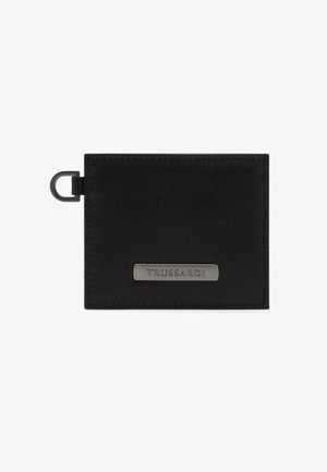 Zwarte leren kaarthouder met metalen 'TRUSSARDI' logo plaatje en kleine zijlus voor bevestiging.