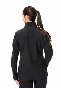 Giacca softshell nera caratterizzata da un alto colletto e maniche lunghe, texture liscia e un design aderente con dettagli delle cuciture sul retro.