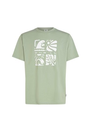 Lysegrøn bomulds-T-shirt med korte ærmer og rund hals, med hvidt grafisk tryk med abstrakte motiver og teksturer.