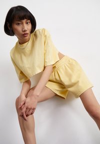 adidas Originals ESSENTIALS PLUS - Joggebukse - almost yellow