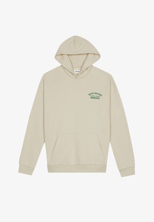 Beige hættebluse med en frontlomme, prydet med grøn tekst, der står "BAD SEEDS PLANT STORE" og "GROW ON." Blød tekstur, almindelig pasform.