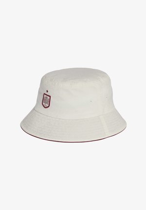 Sombrero tipo cubo blanco con emblema del equipo de fútbol de España en color granate y una estrella en la parte frontal, con ojales cosidos para ventilación.
