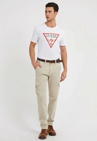 Guess ORIGINAL LOGO TEE - Nyomott mintás póló - pure white