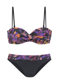 Bikini set s čiernym vypchávkovým topom s farebným kvetinovým vzorom a nastaviteľnými ramienkami. Jednoduché čierne spodné nohavičky s ladúcim pásom.