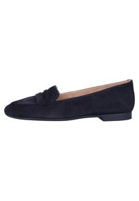 Mocasin de ante azul marino con suela plana, que presenta una banda decorativa en la parte frontal y un acabado liso y texturizado.