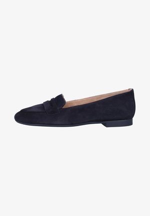 Námořnické semišové loafers s plochou podrážkou, které mají ozdobný pásek na přední části a hladký, texturovaný povrch.