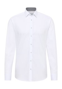 Witte blouse met lange mouwen, een kraag met knopen, zilveren knopen en een contrasterend geruit patroon aan de binnenkant van de kraag.