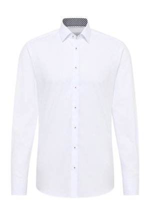 Weißes Langarmhemd mit Button-Down-Kragen, silbernen Knöpfen und einem kontrastierenden karierten Muster innen am Kragen.