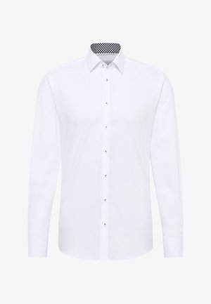 Witte blouse met lange mouwen, een kraag met knopen, zilveren knopen en een contrasterend geruit patroon aan de binnenkant van de kraag.