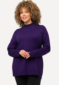 Maglione lungo viola a maniche lunghe con collo alto, polsini a costine e vestibilità morbida. Texture morbida, colore uniforme e splice laterali all'orlo.