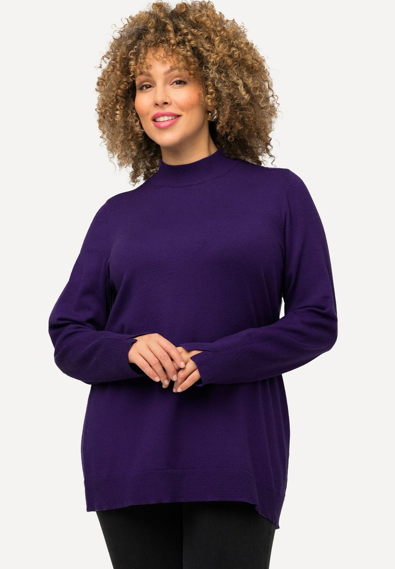 Maglione lungo viola a maniche lunghe con collo alto, polsini a costine e vestibilità morbida. Texture morbida, colore uniforme e splice laterali all'orlo.