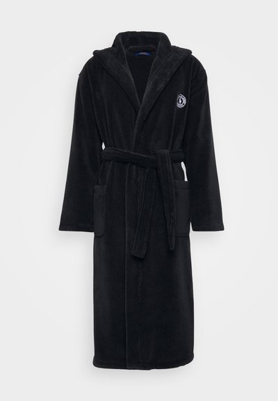 Fekete plüss fürdőköpeny sálgallérral, övvel a derékon, két elülső zsebbel és hímzett logóval a mellkason. Puha, texturált szövet.