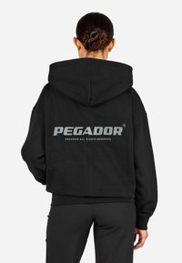 Μαύρη φούτερ από βαμβάκι, με μεγάλο γκρι λογότυπο "PEGADOR" και κείμενο στην πλάτη. Ο σχεδιασμός περιλαμβάνει κλασική κουκούλα και ριμπ μανσέτες.