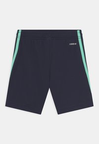 Laivastonsiniset urheilushortsit, joissa on sileä pinta, vaaleanvihreät sivuraidat ja "AEROREADY"-logo takana oikealla. Joustava vyötärönauha.