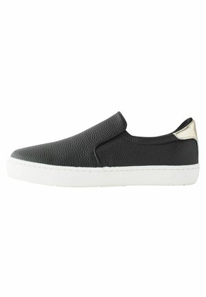 Schwarzer strukturierter Slipper mit einer glatten weißen Sohle und einem metallischen Akzent an der Ferse. Minimalistisches Design mit elastischen Seitenpanelen.