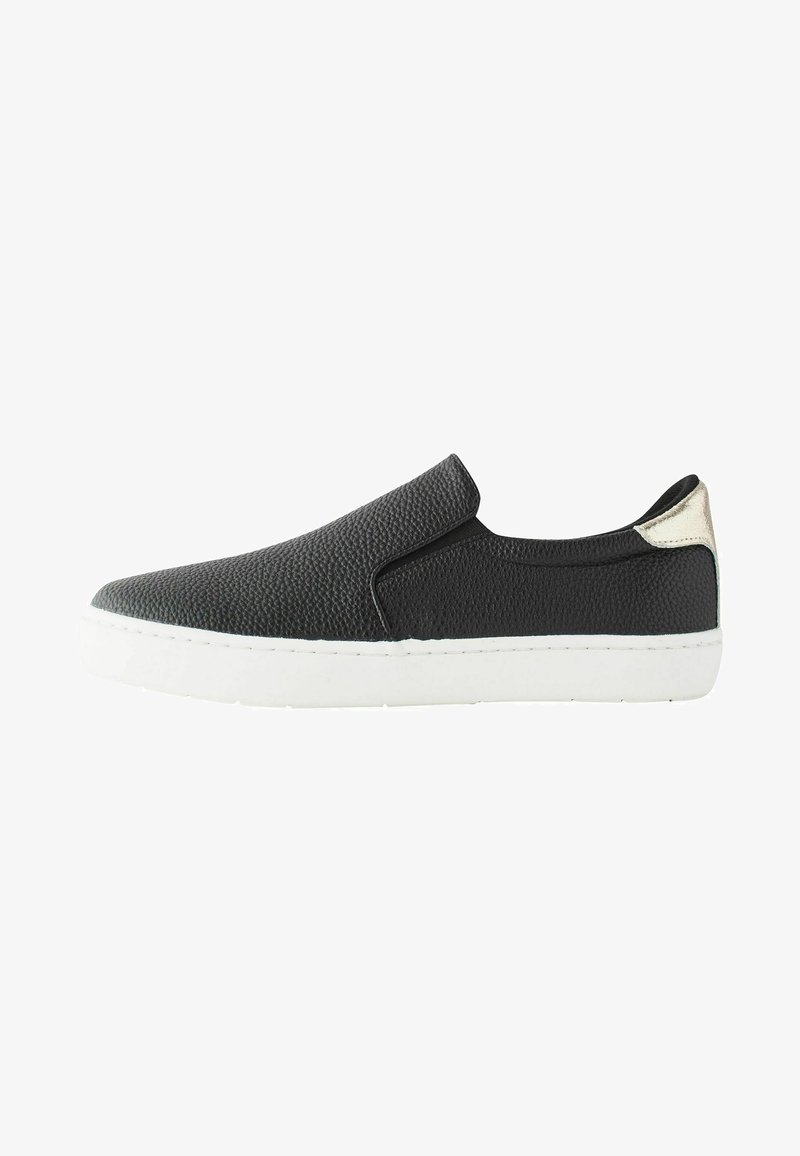 Chaussure noire texturée à enfiler avec une semelle blanche lisse et un accent métallique sur le talon. Design minimaliste avec des panneaux latéraux élastiques.