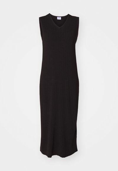 Mustassa ribbipintaisessa hihattomassa mekossa on V-pääntie, suora leikkaus ja sivuhalkiot, ja se on valmistettu pehmeästä neulemateriaalista.