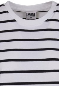 T-shirt blanc avec des rayures horizontales noires et une étiquette indiquant Urban Classics, taille XS, fabriqué au Bangladesh.